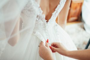 ウェディングドレス試着のポイントは？当日の服装や持ち物などを紹介